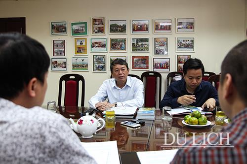 Chủ tịch UBND tỉnh Cao Bằng Hoàng Xuân Ánh trao đổi tại buổi làm việc